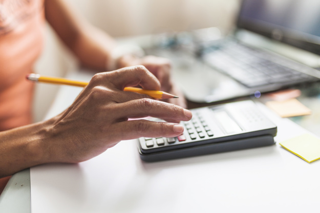 crop-personne-faisant-calculs-pres-ordinateur-portable_23-2147778980